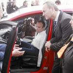 El director de Ford, José Manuel Machado, muestra uno de los vehículos a Alberto Fabra y Rita Barberá