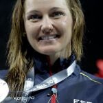 Melanie Costa, muestra la medalla de plata conseguida en la final de 400 metros libres femenino