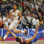 El base del Real Madrid Sergio Llull supera al ala pivot croata del Tuenti Movil Estudiantes Marko Banic