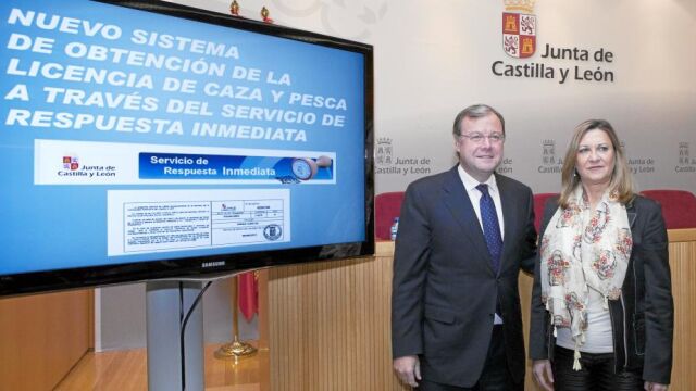 Los consejeros de Fomento y Medio Ambiente, Antonio Silván, y de Hacienda, Pilar del Olmo, presentan la plataforma de pago 'online' de las licencias de caza y pesca