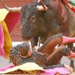 El banderillero Manolo Rubio fue cogido al apuntillar al quinto toro de Victorino