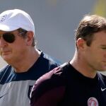 El seleccionador inglés, Roy Hodgson,y el delantero Wayne Rooney, tras un entrenamiento