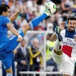 PEPE, que ayer ejerció como capitán en el Real Madrid, pelea una pelota con la pierna en alto ante el delantero argentino del PSG, Lavezzi en el amistoso disputado en Gotemburgo.