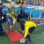 El saque de honor del joven con exoesqueleto se redujo a dos segundos en pantalla