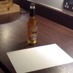 Cómo abrir un botellín de cerveza sólo con una hoja de papel
