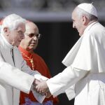 Francisco saluda al Papa emérito Benedicto XVI, en la plaza de San Pedro, en una imagen de archivo