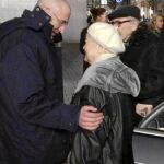 Jodorkovski abraza a su madre Marina ayer en Berlín