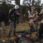 Combatientes rebeldes sirios junto a los supuestos cadáveres de soldados leales al gobierno Sirio