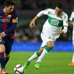 Messi disputa un balón con el centrocampista del Elche Fayçal Fajr
