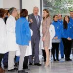 Voluntarios y empleados posaron con la princesa durante el recorrido
