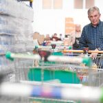 El presidente del Banco de Alimentos de Valencia, Jaime Serra, en el almacén que la entidad tiene en la capital
