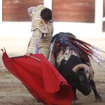 Derechazo de Castella al ensabanado del que cortó las dos orejas