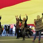 Denaes extendió una bandera gigante al inicio del acto