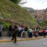 Colas para acceder a comprar en el supermercado Bicentenario, en Caracas, Venezuela