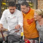 De izda. a dcha., uno de los concursantes, Chicote y la madre de éste