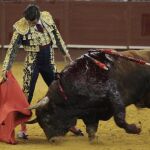 Templado derechazo de Morante al segundo toro, de Domingo Hernández, ayer en Madrid