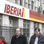 Representnates de UGT acuden a la reunión con la compañía