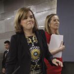 La vicepresidenta del Gobierno, Soraya Sáenz de Santamaría (i), y la ministra de Fomento, Ana Pastor (d), durante la rueda de prensa tras el Consejo de Ministros celebrado hoy.