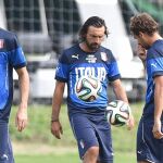 Italia cuenta con el toque y la pausa de su gran director de orquesta, Andrea Pirlo, en el centro