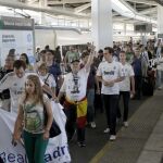 Aficionades del Real Madrid llegan a la estacion del AVE de Valencia
