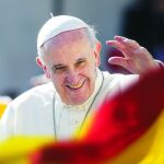 El Papa Francisco saluda a unos peregrinos en la Plaza de San Pedro.