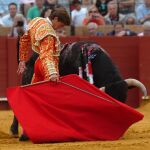 Derechazo de Lama de Góngora, ayer, en La Maestranza
