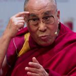 El Dalai Lama asiste a la Cumbre Mundial de Premios Nobel de la Paz celebrada en honor a Nelson Mandela en Roma.