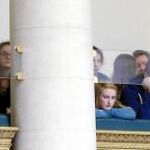 VOTACIÓN. Varios estudiantes acudieron ayer al Parlamento belga en Bruselas para seguir la votación