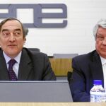 El presidente de CEOE, Juan Rosell, junto al vicepresidente de la patronal y presidente de CEIM, Arturo Fernández