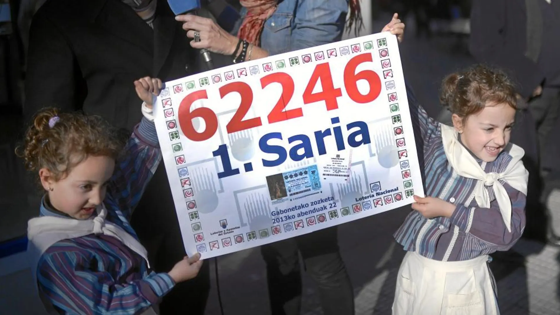 Dos de las hijas del lotero que ha repartido suerte en Arrasate-Mondragón