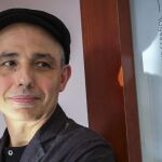 El cineasta bilbaíno Pablo Berger posa en el Teatro Cervantes de la capital malagueña.