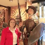 Tienda con la figura de El Quijote