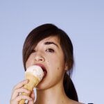 Una joven, con un helado de vainilla