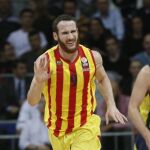 El jugador brasileño del FC Barcelona, Marcelinho Huertas celebra una anotación ante el Fenerbahce Ulker