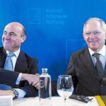 El ministro de Economía, Luis de Guindos, junto a su homólogo alemán, Wolfgang Schäuble, a finales de abril en Loja (Granada)