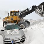 Una excavadora intenta rescatar un vehículo atrapado en la nieva cerca de Backa Topola, en el norte de Serbia
