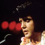 El rey del "rock and roll", Elvis Presley, durante el concierto "Aloha from Hawaii"