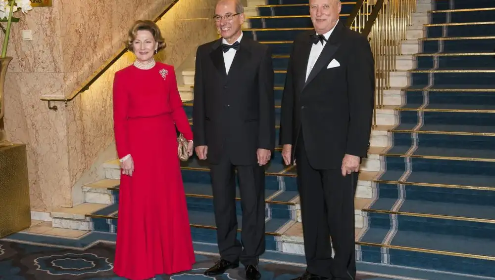 La reina Sonia (i) y el rey Harald (d) de Noruega