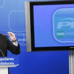 El senador y alcalde de Jaén, José Enrique Fernández de Moya, ayer en la sede regional que el PP tiene en Sevilla