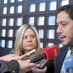 Antonio Morales Plaza, ex-secretario General del Consejo de Seguridad Nuclear, atiende a los medios en lugar de Santiago A. Rebollo, profesor de la UBU; y Victoria Méndez, de la Asesoría Jurídica del CSN