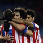 Atlético Madrid. Tiago (C) celebra con Gabriel 'Gabi' Fernandez (L) y Diego Costa (R) . REUTERS/Susana Vera
