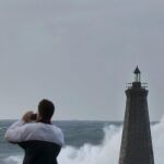Un hombre fotografía el oleaje en la localidad de Bajamar, en La Laguna (Tenerife), producto del temporal por vientos que afecta a las islas.
