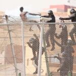 Decenas de inmigrantes han entrado hoy en Melilla tras superar la valla fronteriza que separa la ciudad autónoma de Marruecos en un nuevo asalto masivo.
