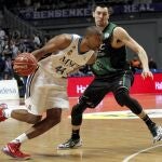 Los jugadores noreamericanos Marcus Slaughter, del Real Madrid, y Tony Gaffney, del Fiatc Joventut, durante el partido