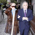 Lina Morgan acompañada de Daniel Pontes, en el funeral de Juanito Navarro