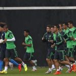 Los jugadores de la selección de México participan en un entrenamiento del equipo