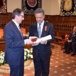 Instante en el que el Rector de la Universidad, Fernando Galván, hace entrega de los instrumentos acreditativos de tal distinción al ex presidente dominicano, Leonel Fernández.