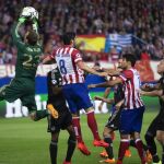 Una de las ocasiones que tuvo el Atlético de Madrid ayer en el Vicente Calderón en la ida de semifinales de Liga de Campeones frente al Chelsea