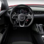 El volante es multifunción y los asientos son deportivos.