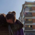 Una vecina de La Corrala La Utopía en Sevilla, que ocupaba una treintena de familias, es consolada mientras abandona el edificio tras el desalojo.